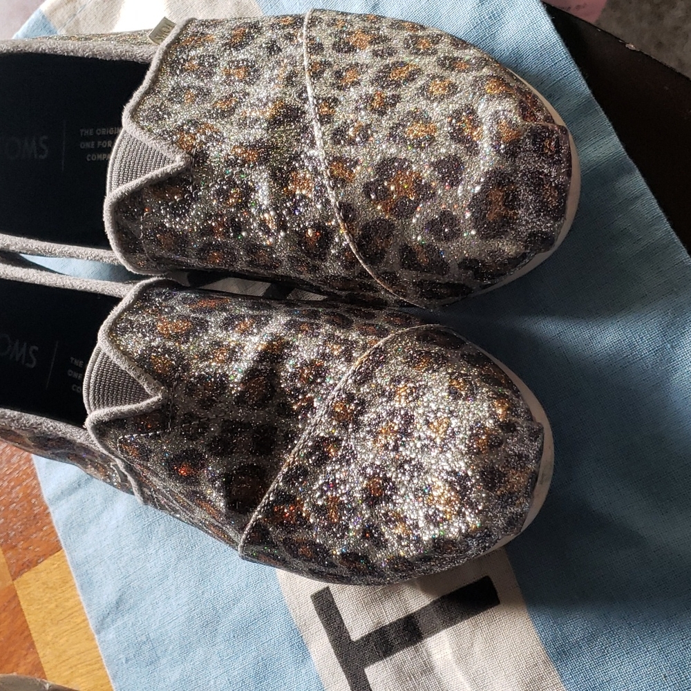 Toms glitter leopard print
